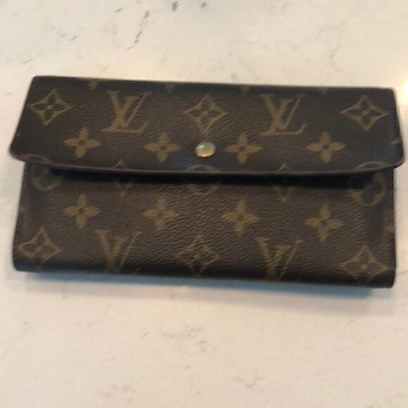 Authentic Louis Vuitton Monogram Sarah Wallet - Picture 1 of 5